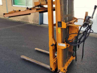 Elévateur Sicma Hefmast met kistenklem