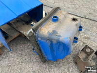 Pièces d‘occasion pour tracteurs New Holland 55-56 motorkap + delen gebruikt