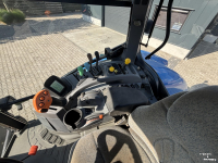 Tracteur New Holland T7030 PowerCommand. Fronthef, Vooras vering, 40km.