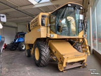 Moissonneuse batteuse New Holland TX62