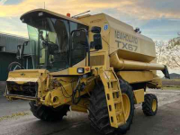 Moissonneuse batteuse New Holland TX 67
