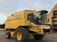 Moissonneuse batteuse New Holland TX 67