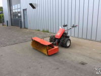 Tracteur porte-outils Reform M3D met bezem