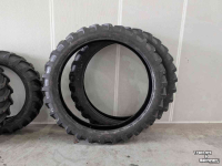 Roues, Pneus, Jantes, Barillets Jumelage Alliance Voorband: Alliance 230/95R3, Achterband: Alliance 230/95R48