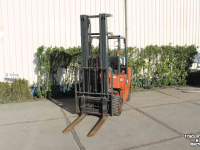 Chariot élévateur Nissan A25PU heftruck forklift gabelstapler gas