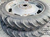 Roues, Pneus, Jantes, Barillets Jumelage  Wielen met banden 12.4x46 op velg CNH set
