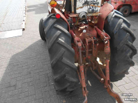 Tracteur pour vignes et vergers International 423