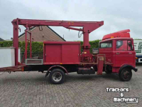 Camion Mercedes Benz LP 608 met hoogwerker.