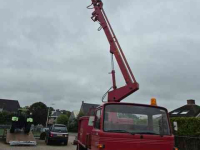 Camion Mercedes Benz LP 608 met hoogwerker.