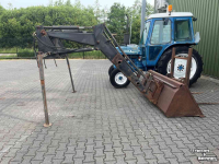 Chargeur frontal  Robuuste voorlader met bak en balenprikker, MF