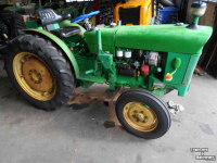 Tracteur pour vignes et vergers John Deere 820 v