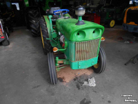 Tracteur pour vignes et vergers John Deere 820 v