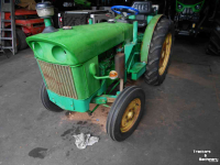 Tracteur pour vignes et vergers John Deere 820 v
