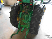 Tracteur pour vignes et vergers John Deere 820 v