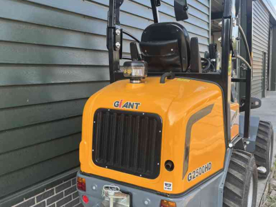Chargeuse sur pneus Giant G2500HD
