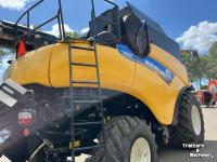 Moissonneuse batteuse New Holland CR 8.80