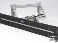 Autres matériel et accessoires de transport agricole Qmac Rubber mud scraper hookup Claas Targo FEM3