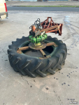 Pousse fourrage à pneu  Voerbandveger hydraulisch aangedreven