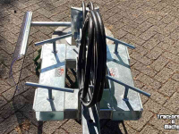 Désherbeuse à brosse rotative  Onkruidborstel hydr. aangedreven met lepelinsteek