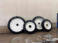 Roues, Pneus, Jantes, Barillets Jumelage BKT 270/95 R54 + 270/95 R38 op velg 1.80m spoor